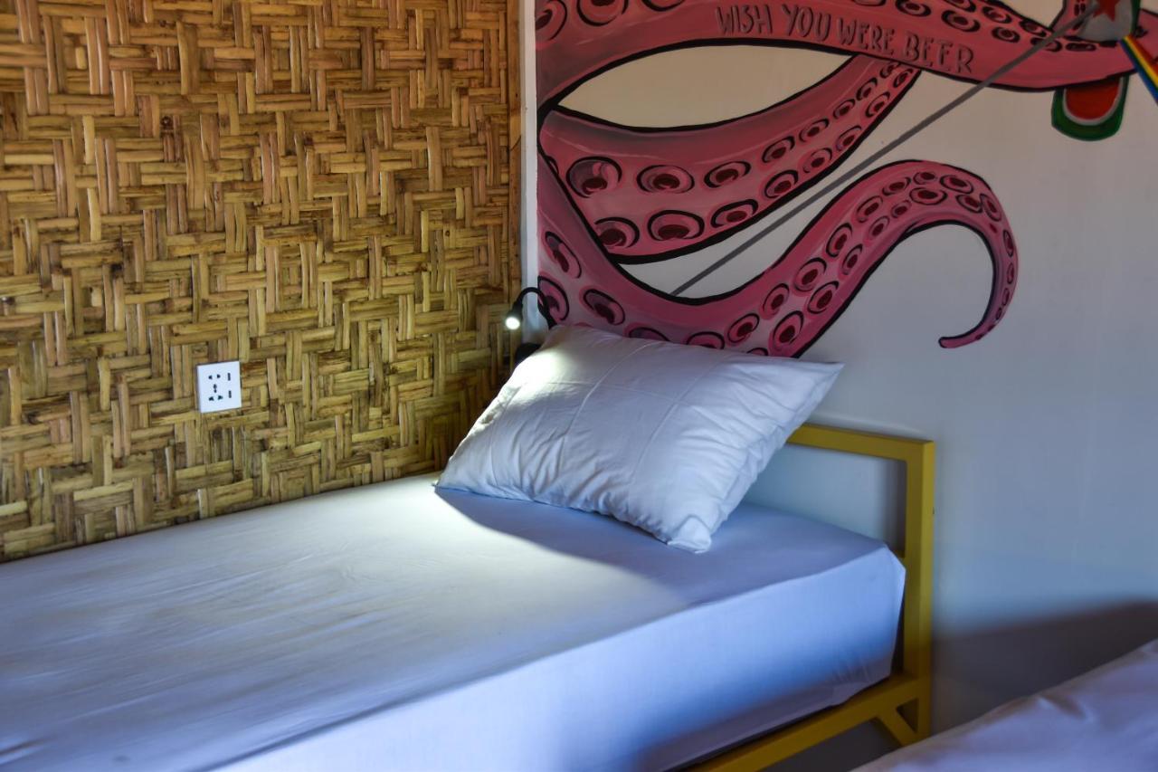 A Pousada Mad Monkey Gili Trawangan Exterior foto A bed with a pillow
