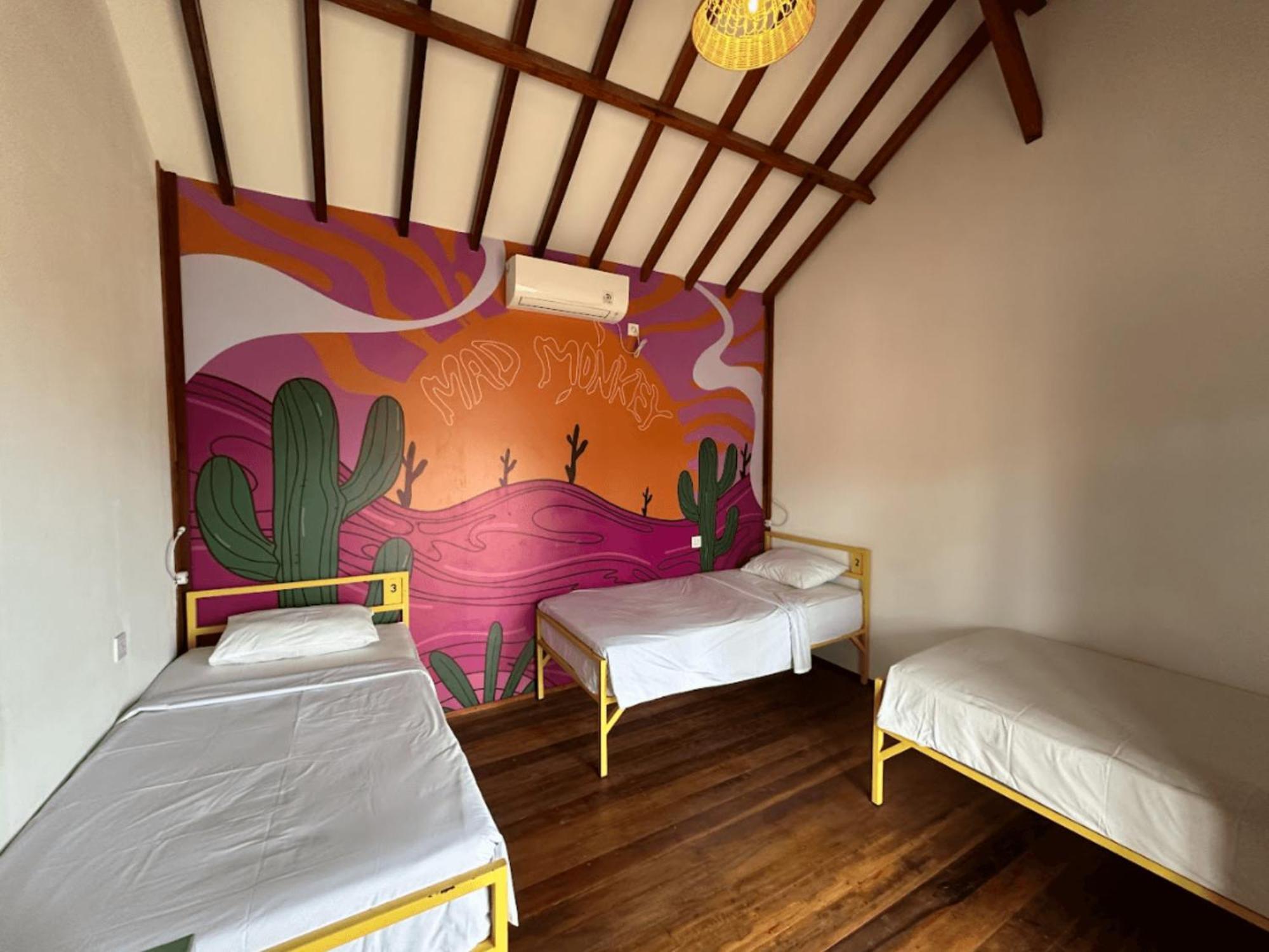 A Pousada Mad Monkey Gili Trawangan Exterior foto Hostel room in Brazil