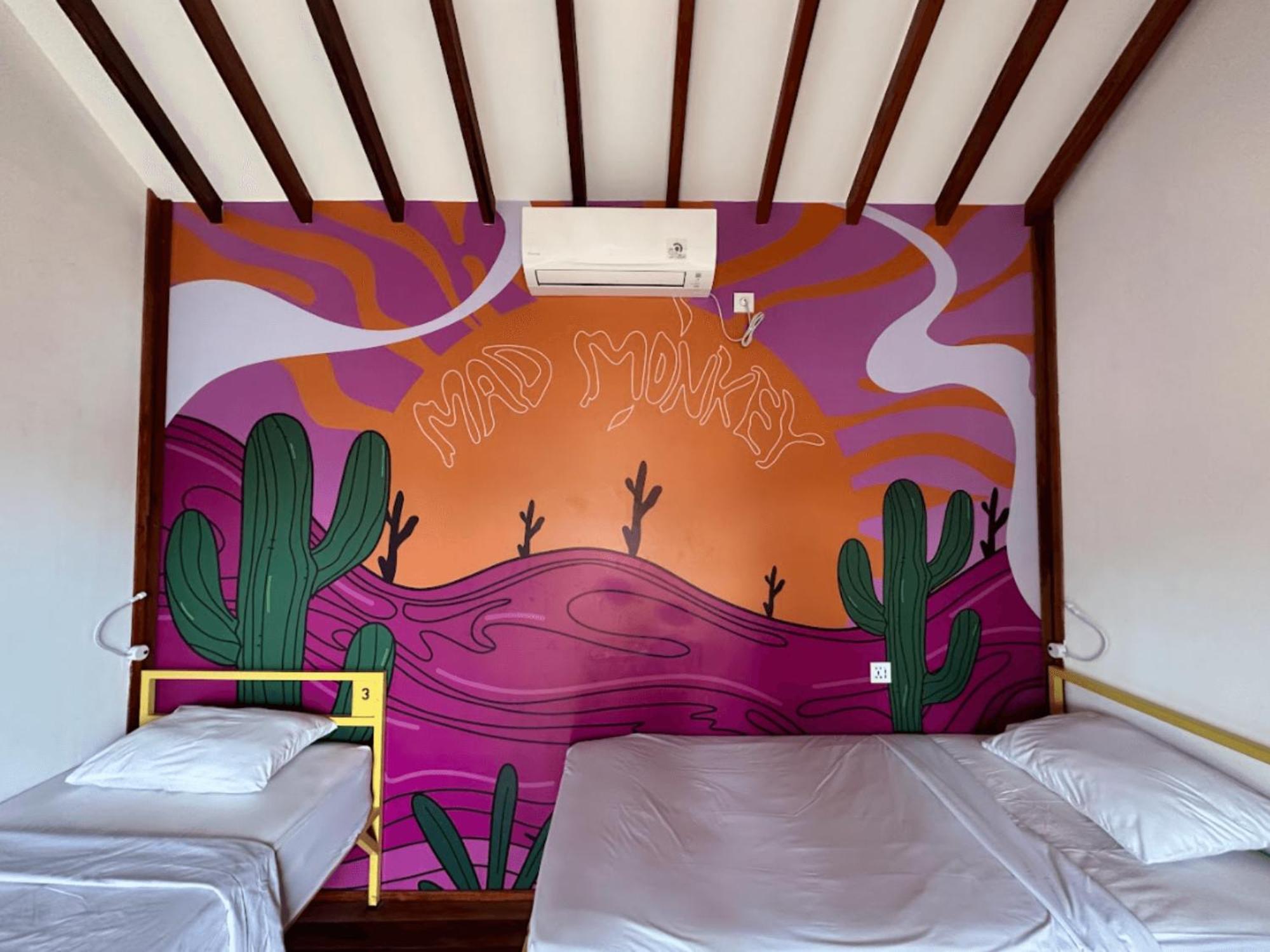 A Pousada Mad Monkey Gili Trawangan Exterior foto Mural in a room at the hotel