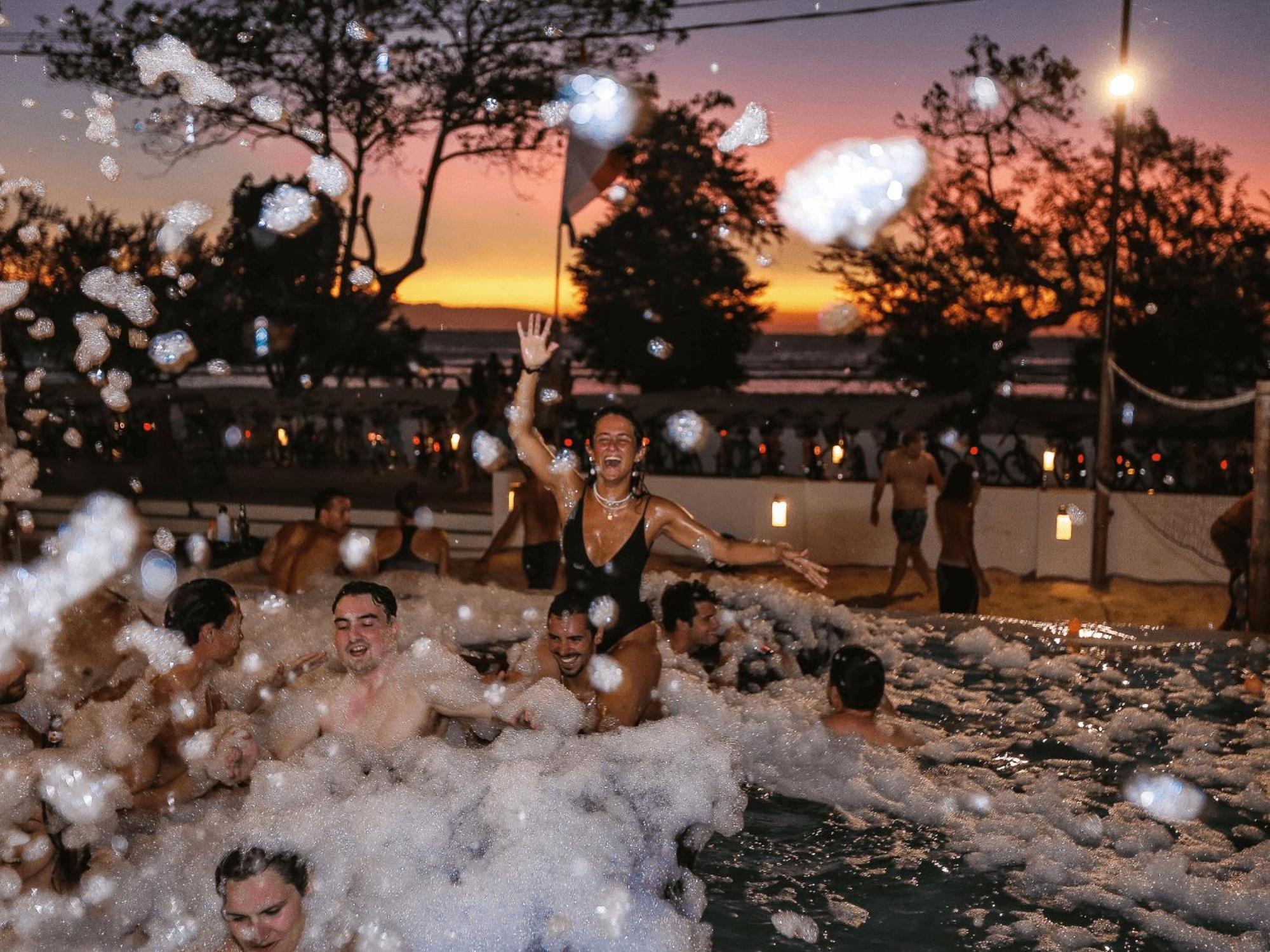A Pousada Mad Monkey Gili Trawangan Exterior foto Bubble party in Croatia