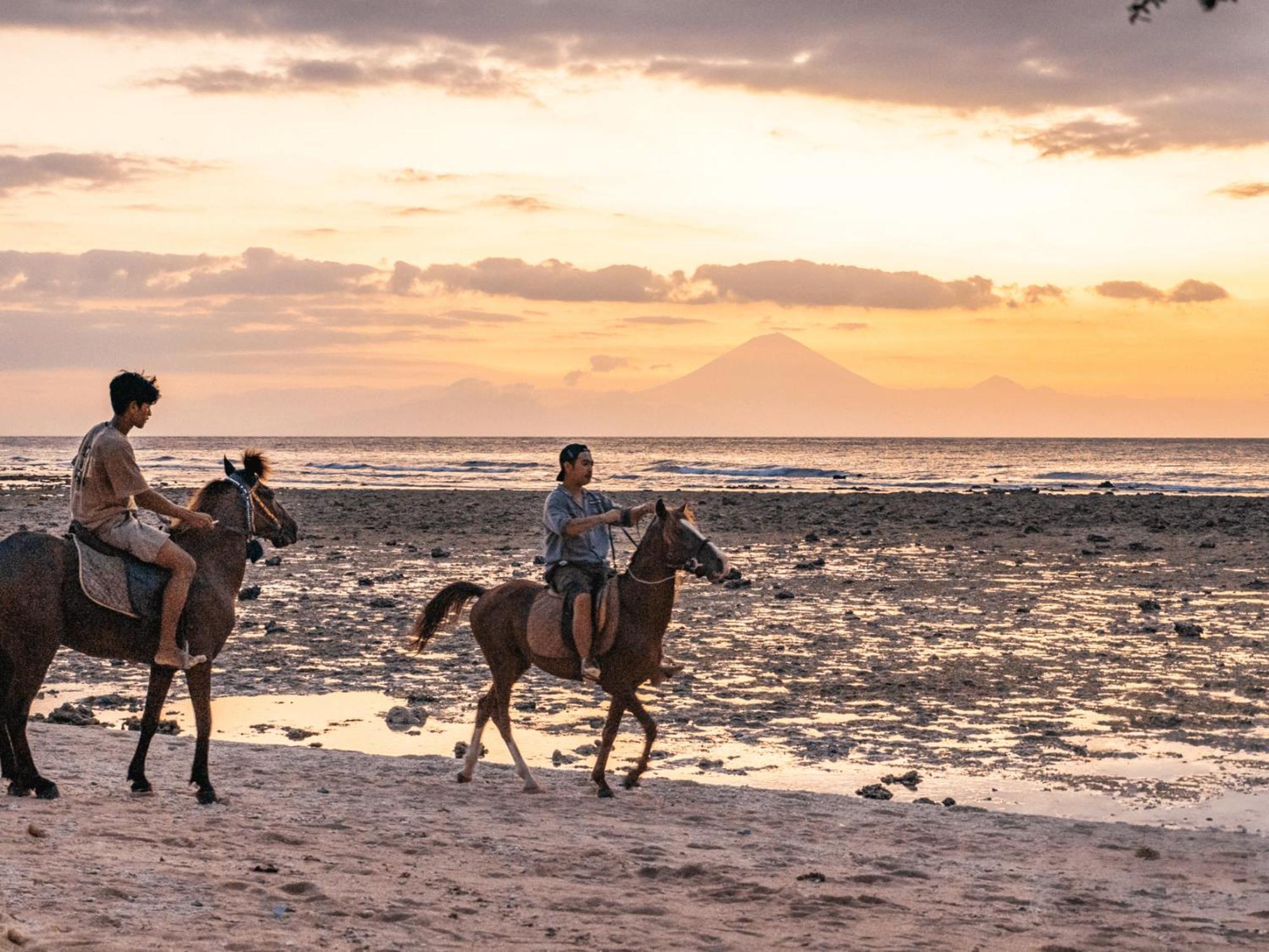 A Pousada Mad Monkey Gili Trawangan Exterior foto Horse riding at the beach