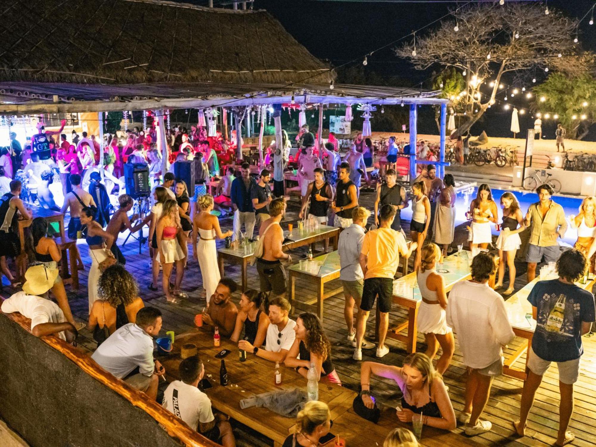 A Pousada Mad Monkey Gili Trawangan Exterior foto The bar at night