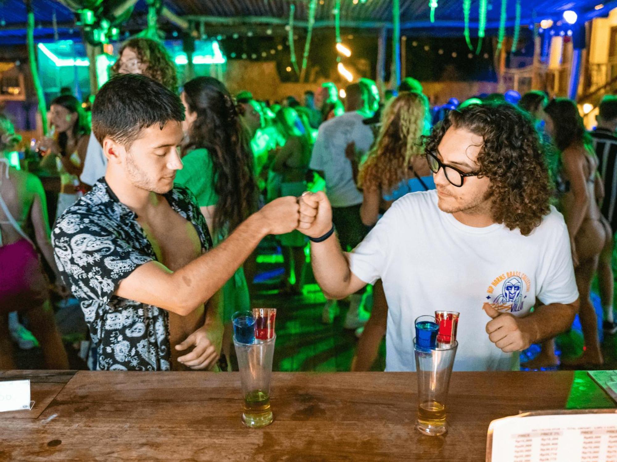 A Pousada Mad Monkey Gili Trawangan Exterior foto Two men bumping fists in a nightclub