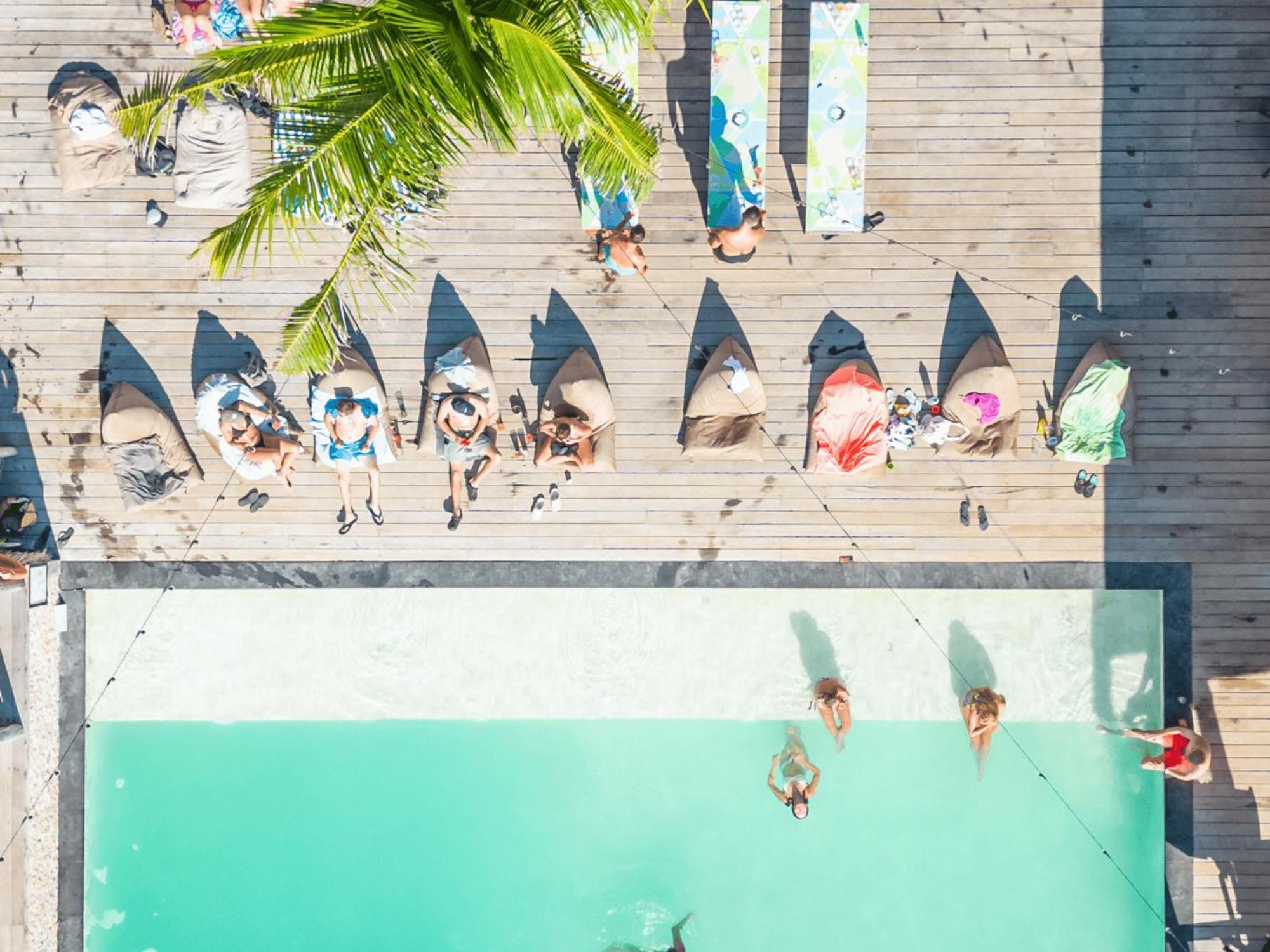 A Pousada Mad Monkey Gili Trawangan Exterior foto Aerial view of the pool at the Hotel