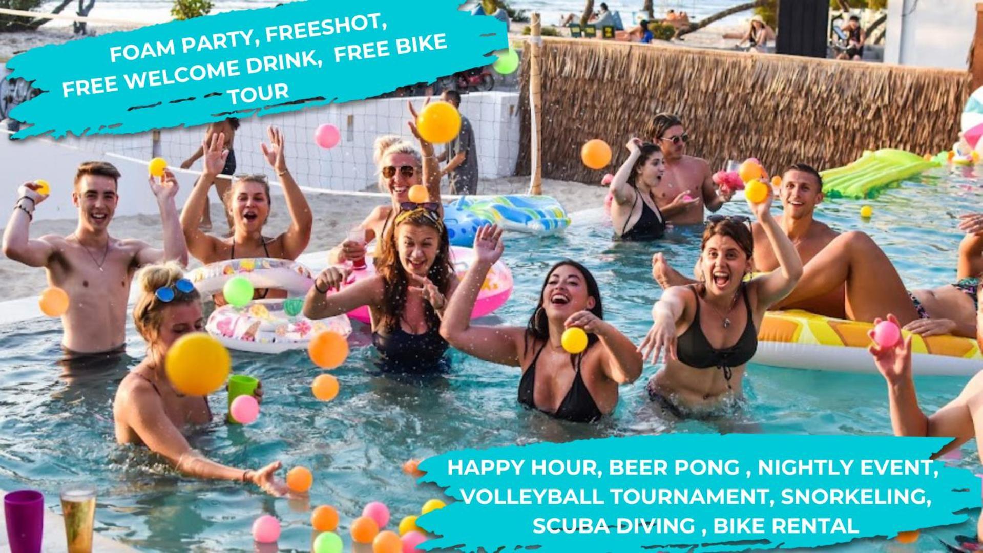 A Pousada Mad Monkey Gili Trawangan Exterior foto The pool party at the resort