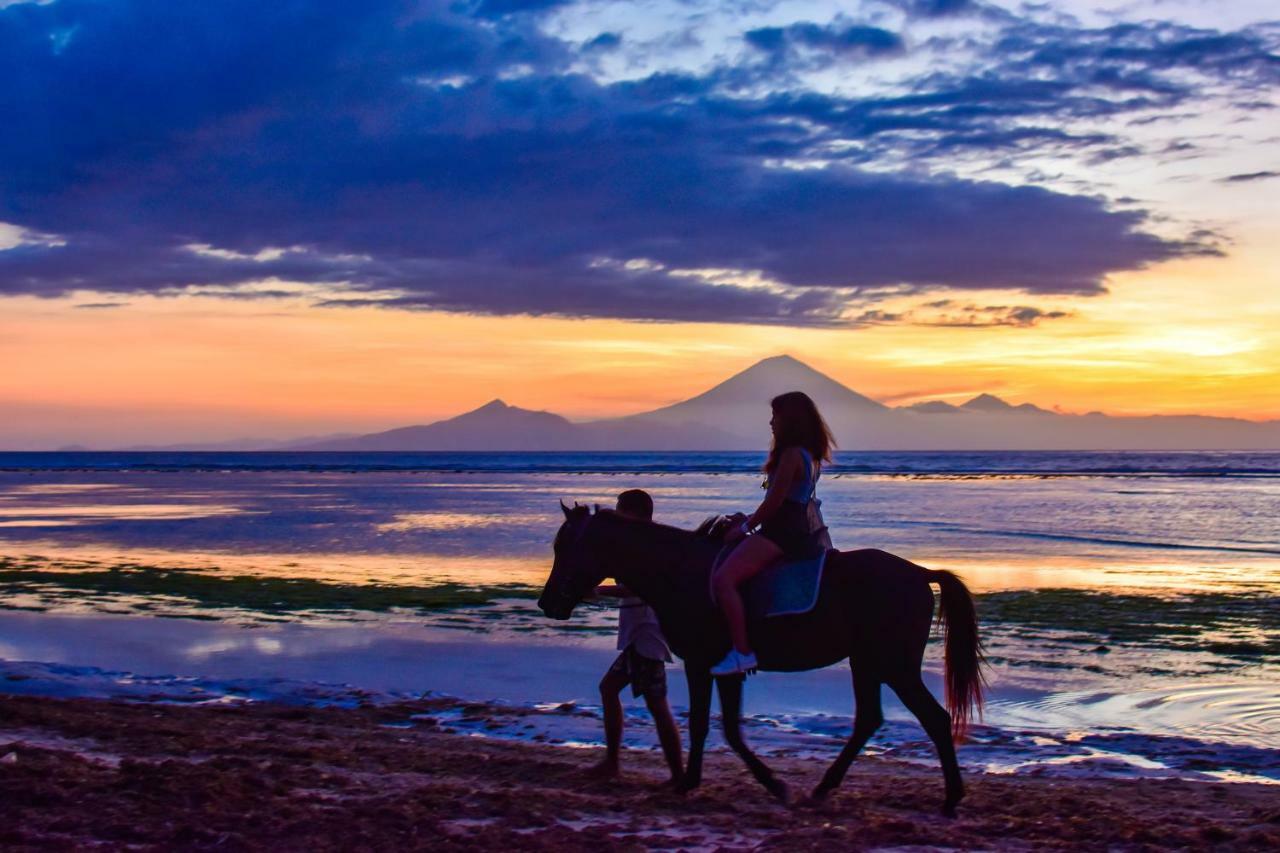 A Pousada Mad Monkey Gili Trawangan Exterior foto Sunset at Tanjung Lesung
