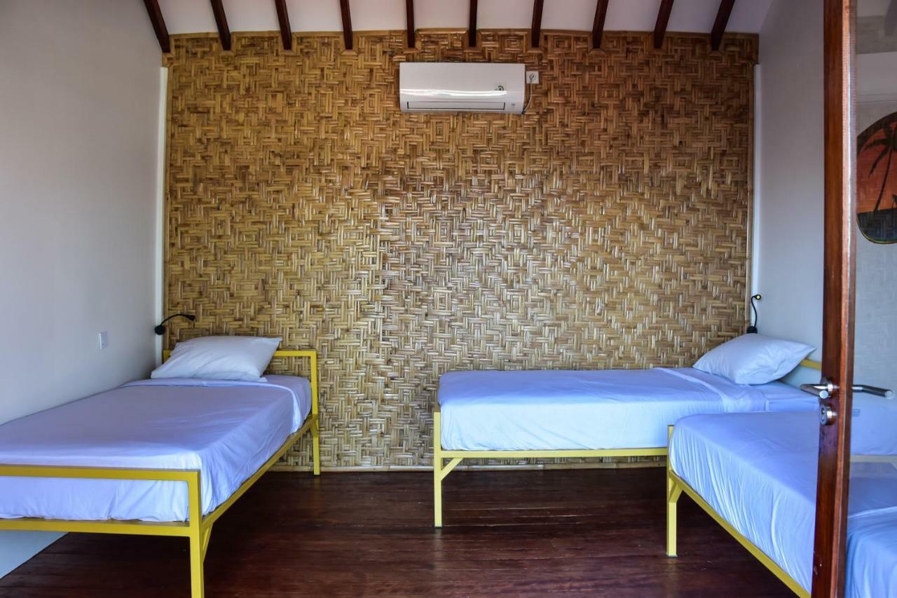 A Pousada Mad Monkey Gili Trawangan Exterior foto A room at the hostel