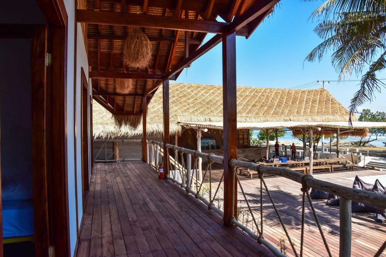 A Pousada Mad Monkey Gili Trawangan Exterior foto The beach at the resort