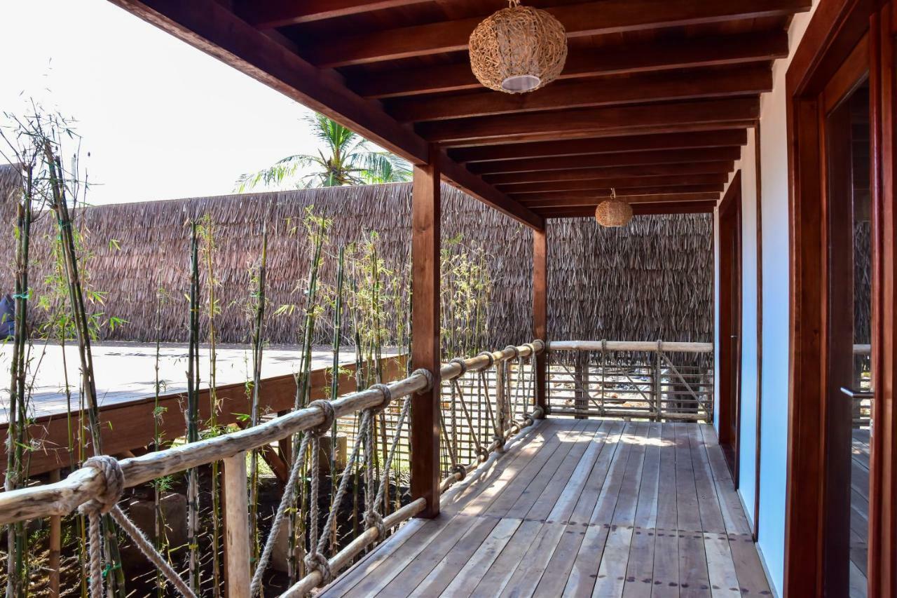 A Pousada Mad Monkey Gili Trawangan Exterior foto A corridor at the hotel