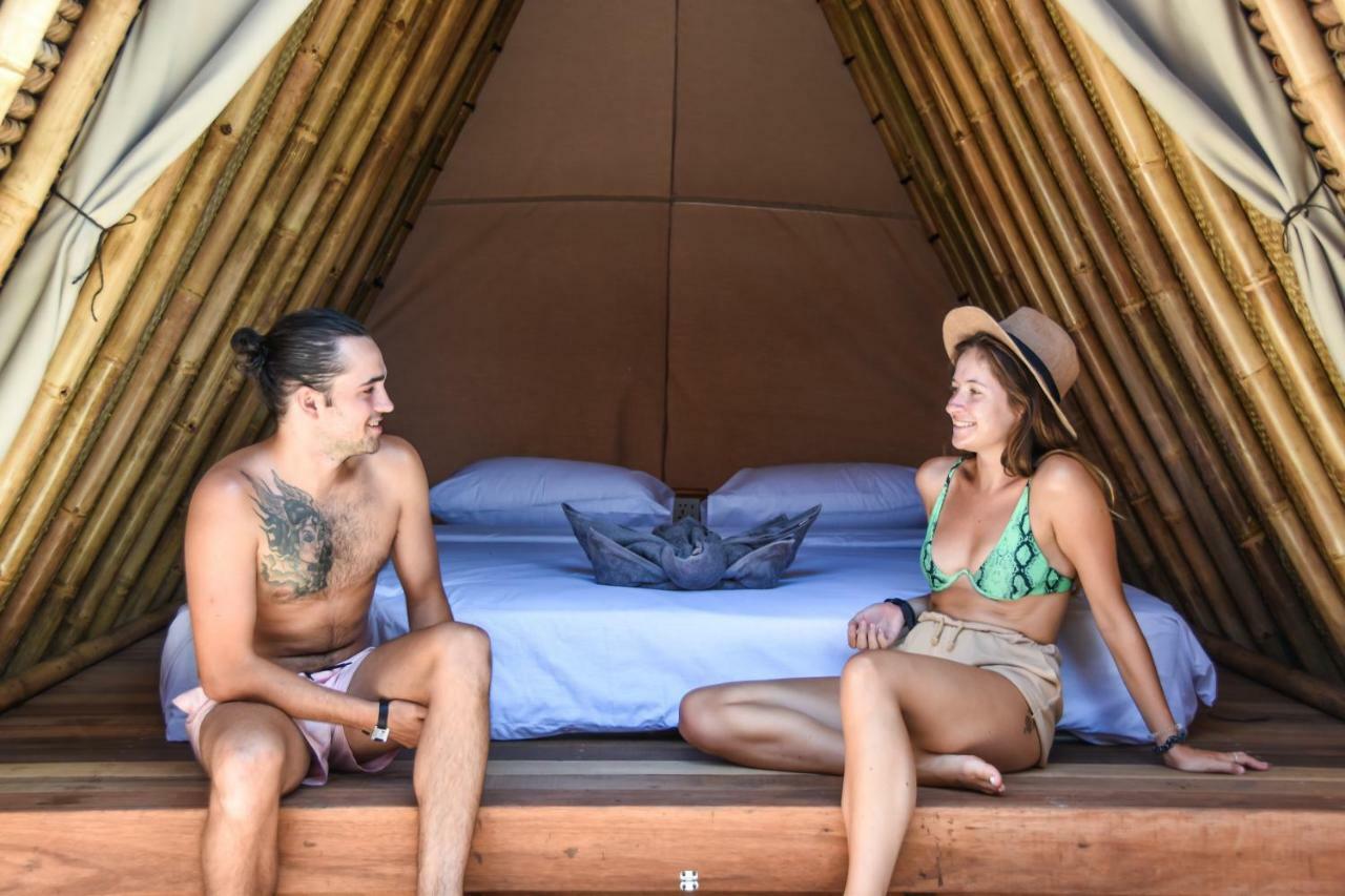 A Pousada Mad Monkey Gili Trawangan Exterior foto Bamboo house
