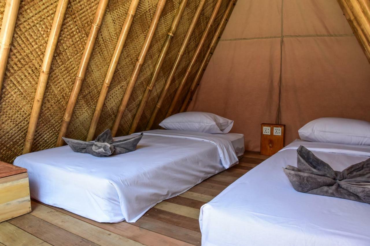 A Pousada Mad Monkey Gili Trawangan Exterior foto Interior of a bamboo house
