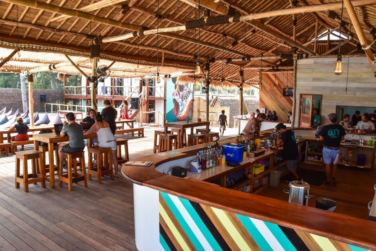 A Pousada Mad Monkey Gili Trawangan Exterior foto The interior of the bar