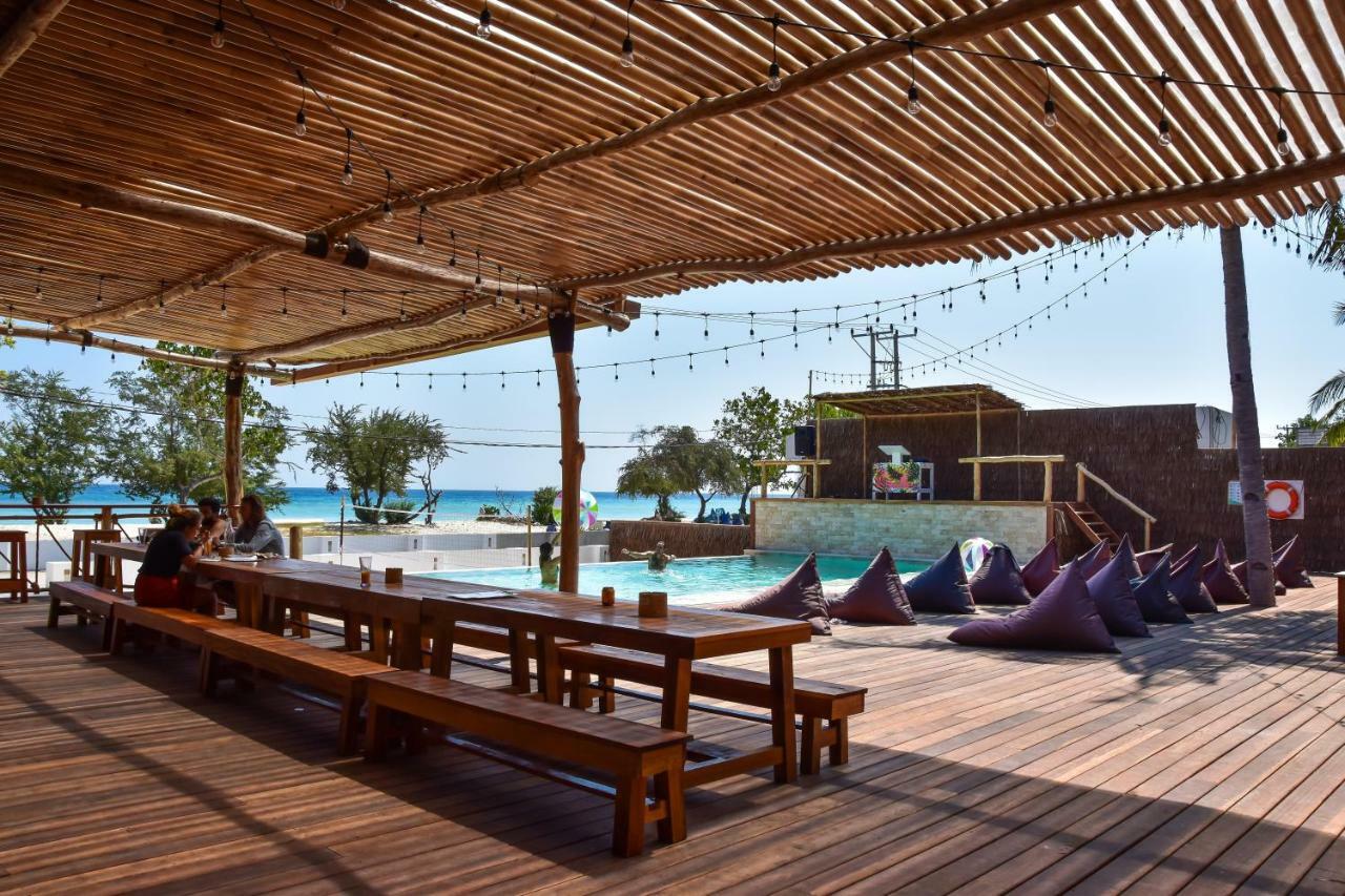 A Pousada Mad Monkey Gili Trawangan Exterior foto The beach club at the resort