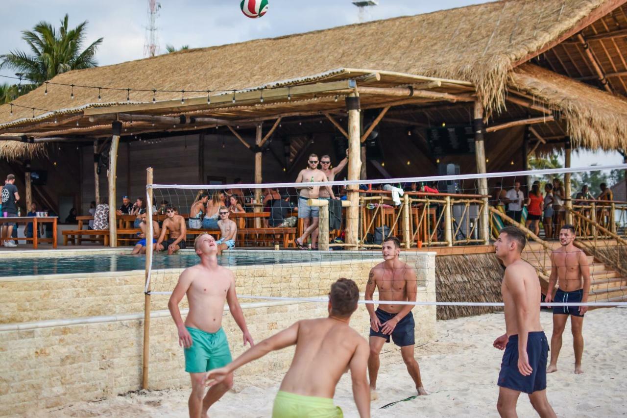 A Pousada Mad Monkey Gili Trawangan Exterior foto Beach volleyball in Croatia