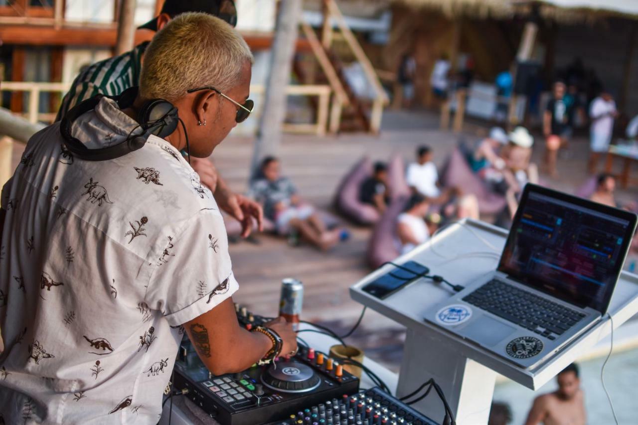 A Pousada Mad Monkey Gili Trawangan Exterior foto DJ at a beach club in Ibiza