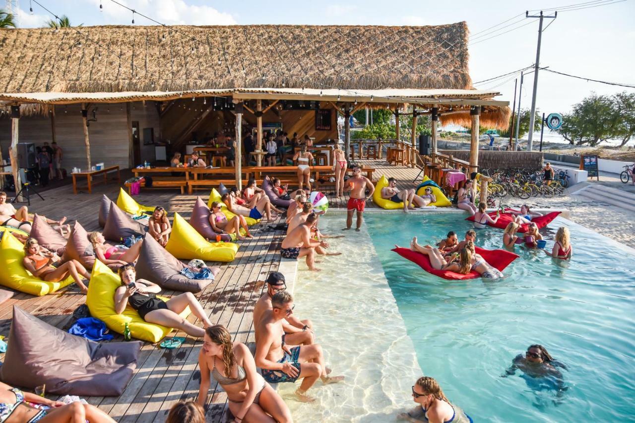 A Pousada Mad Monkey Gili Trawangan Exterior foto The beach bar