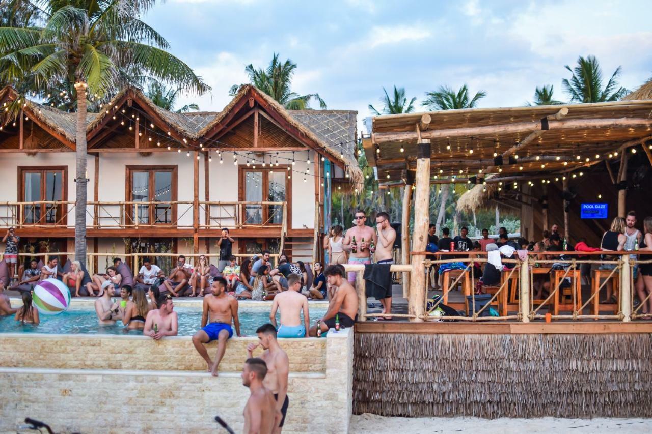 A Pousada Mad Monkey Gili Trawangan Exterior foto The beach club at the resort